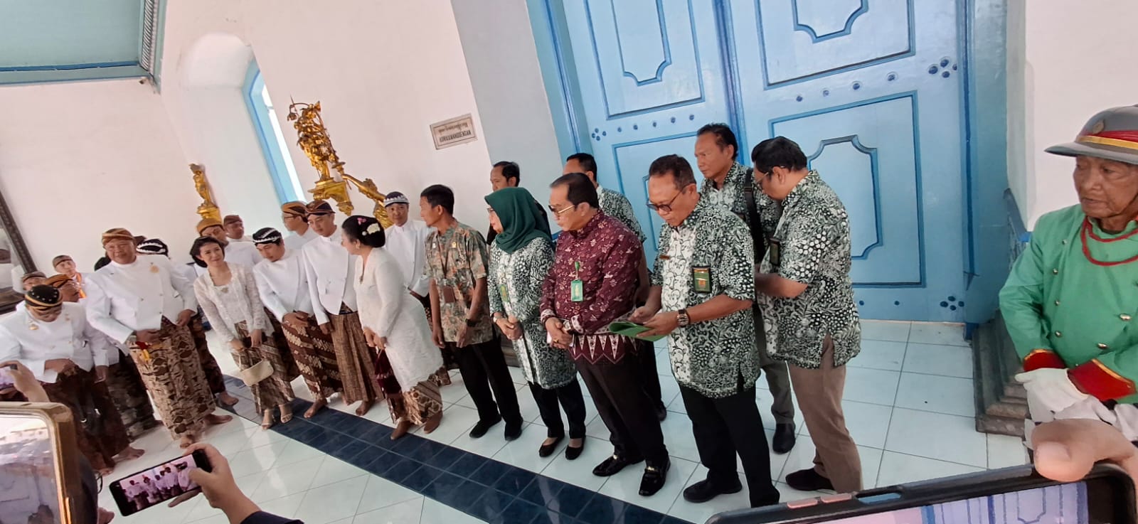 Juru sita Pengadilan Negeri Solo bersama kerabat Keraton Solo beri keterangan pers di depan pintu Kori Kamandungan, Kamis (8/8/2024).