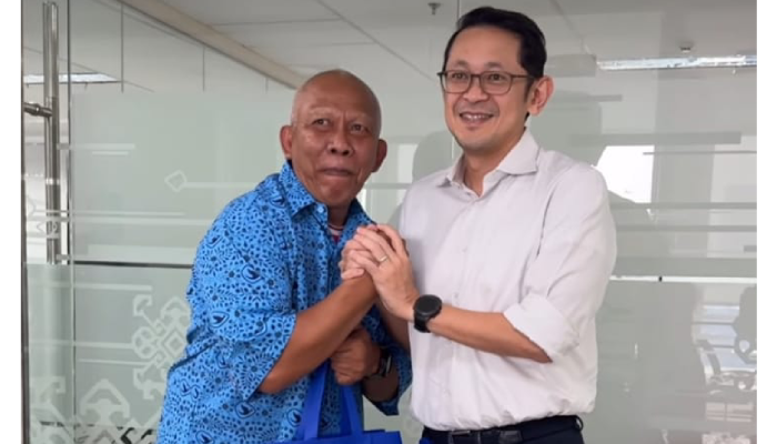 Sopir taksi yang viral, Samsuri saat bertemu dengan Direktur Utama PT Blue Bird Tbk, Adrianto Djokosoetono.