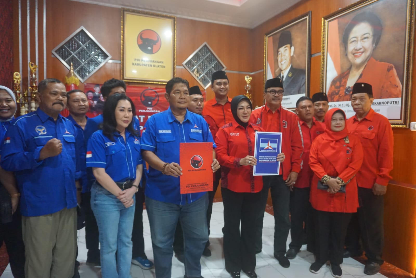 Ketua DPC Partai Demokrat Klaten One Krisnata dan Ketua DPC PDI Perjuangan Klaten Sri Mulyani di Kantor DPC PDI Perjuangan Klaten, Rabu (7/8/2024) malam.