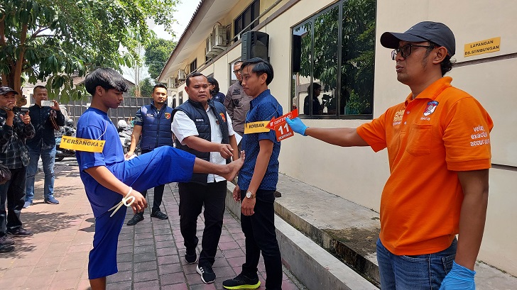 Salah seorang tersangka penganiayaan memeragakan saat menendang perut Aan pada rekonstruksi yang digelar, Kamis (8/8/2024).