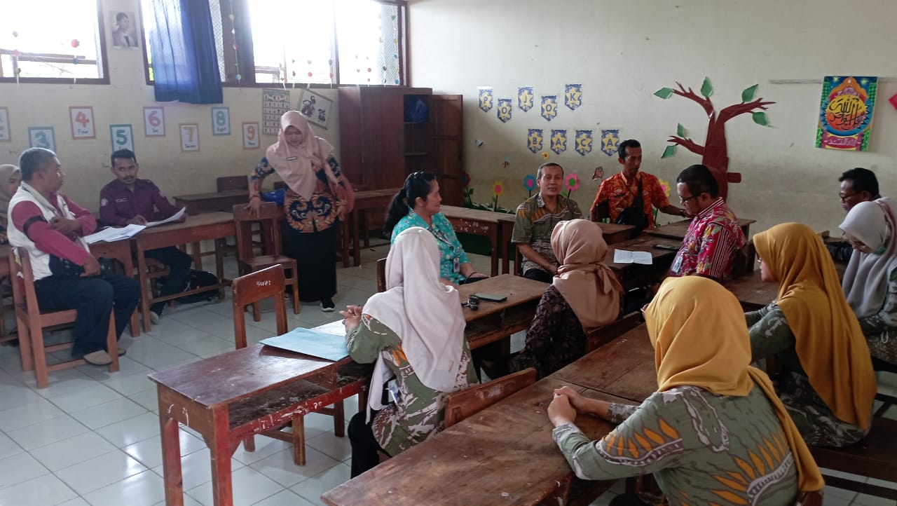 Tim dari Dinkes Wonogiri saat terjun ke ke SDN 2 Jatiroto, Kamis (8/8/2024).