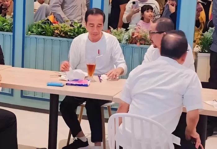 Direktur Eksekutif Indo Barometer Muhammad Qodari bertemu Presiden Jokowi dalam sebuah acara.