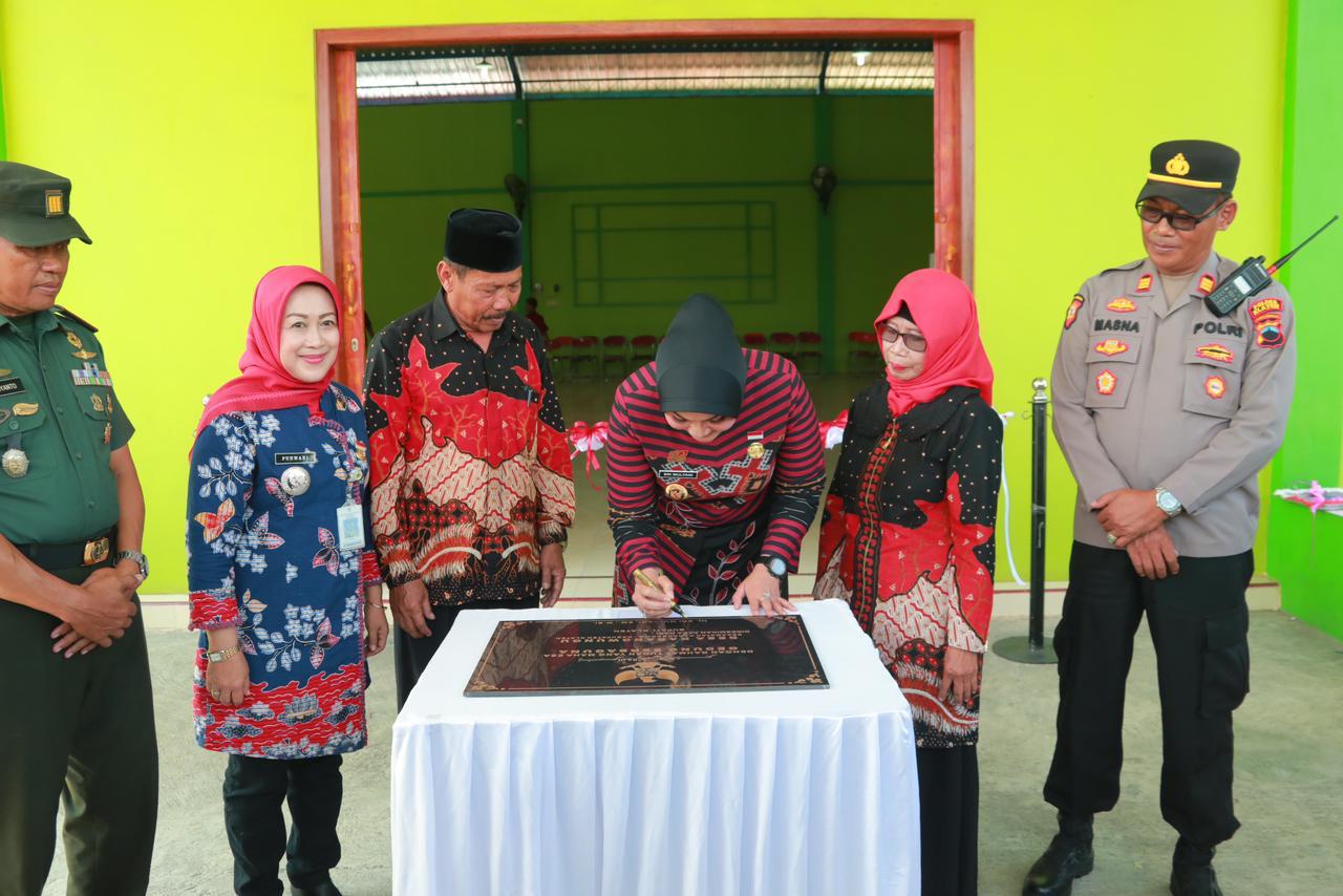 Bupati Klaten Sri Mulyani meresmikan Gedung Serbaguna Kembang Wungu.