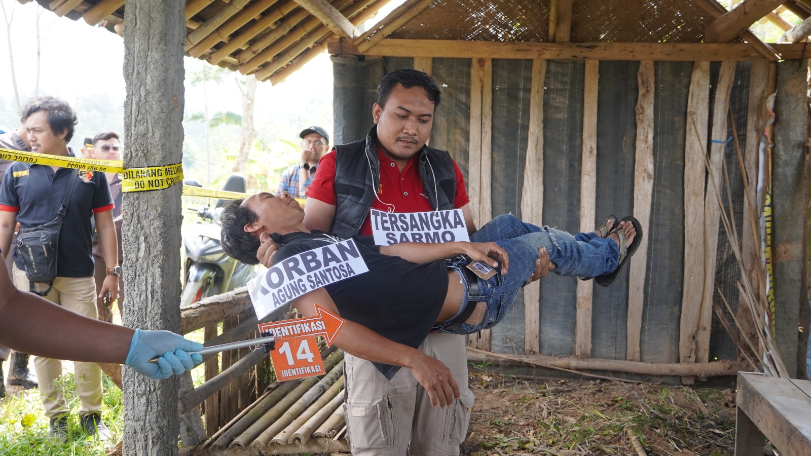 Polisi perankan tersangka Sarmo saat rekonstruksi, Kamis (8/8/2024).