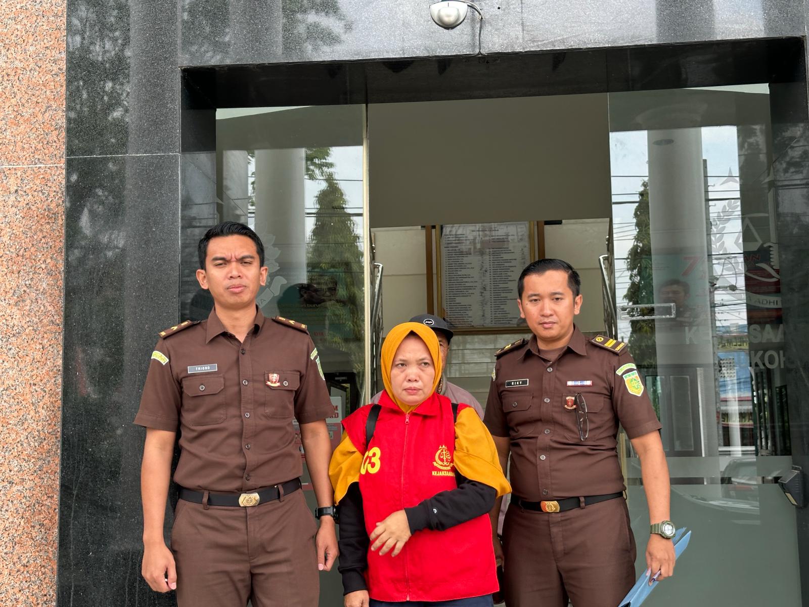 Suryani, tersangka kredit fiktif PT BKK Jateng Perseroda Cabang Sukoharjo senilai Rp 772 juta digelandang ke Rutan Solo, Kamis (8/8/2024).