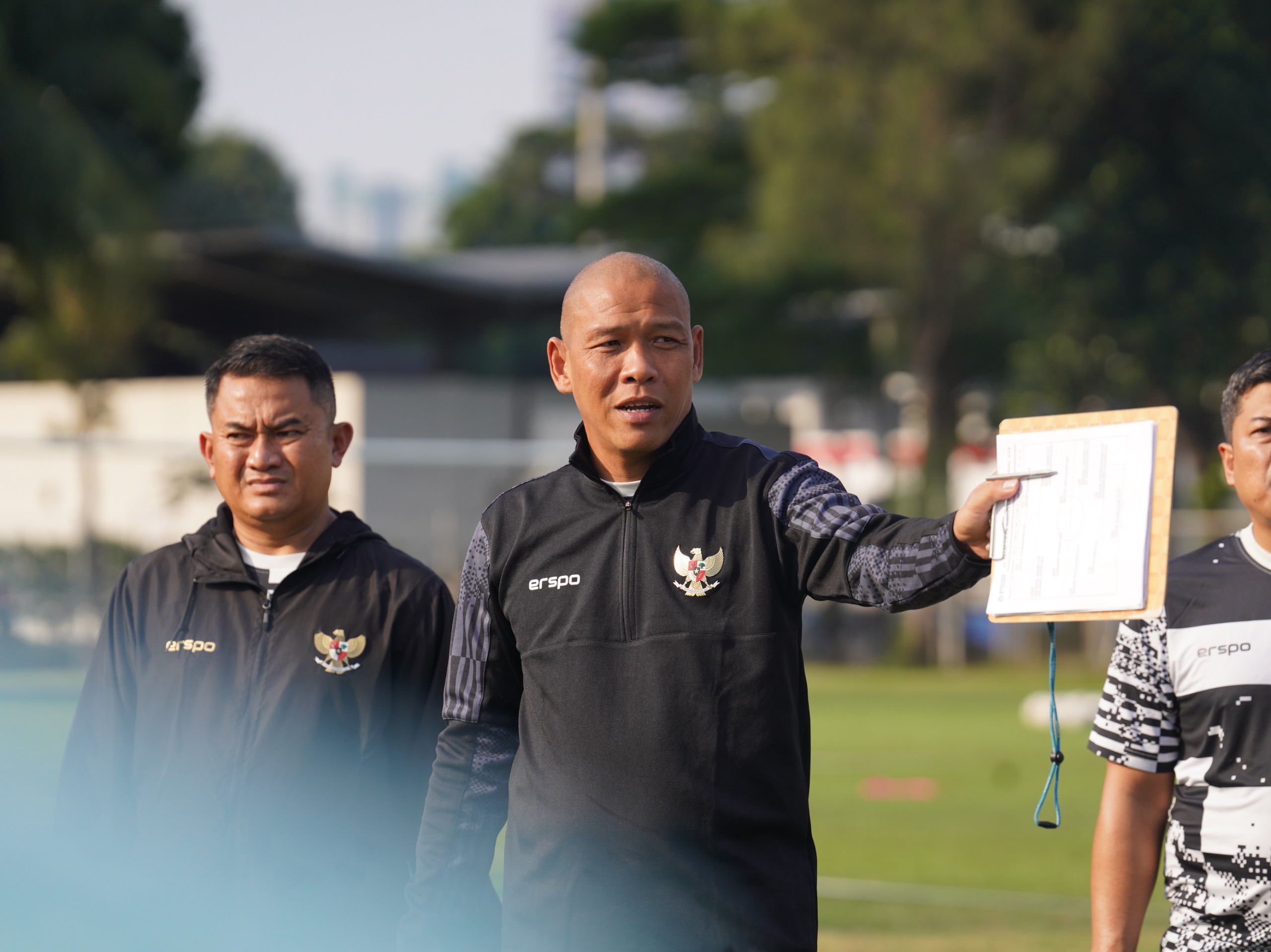 Kepala Pelatih Timnas Indonesia U-16, Nova Arianto saat memimpin seleksi tim U-17 di Lapangan ABC Gelora Bung Karno, Jakarta, Kamis (8/8/2024)