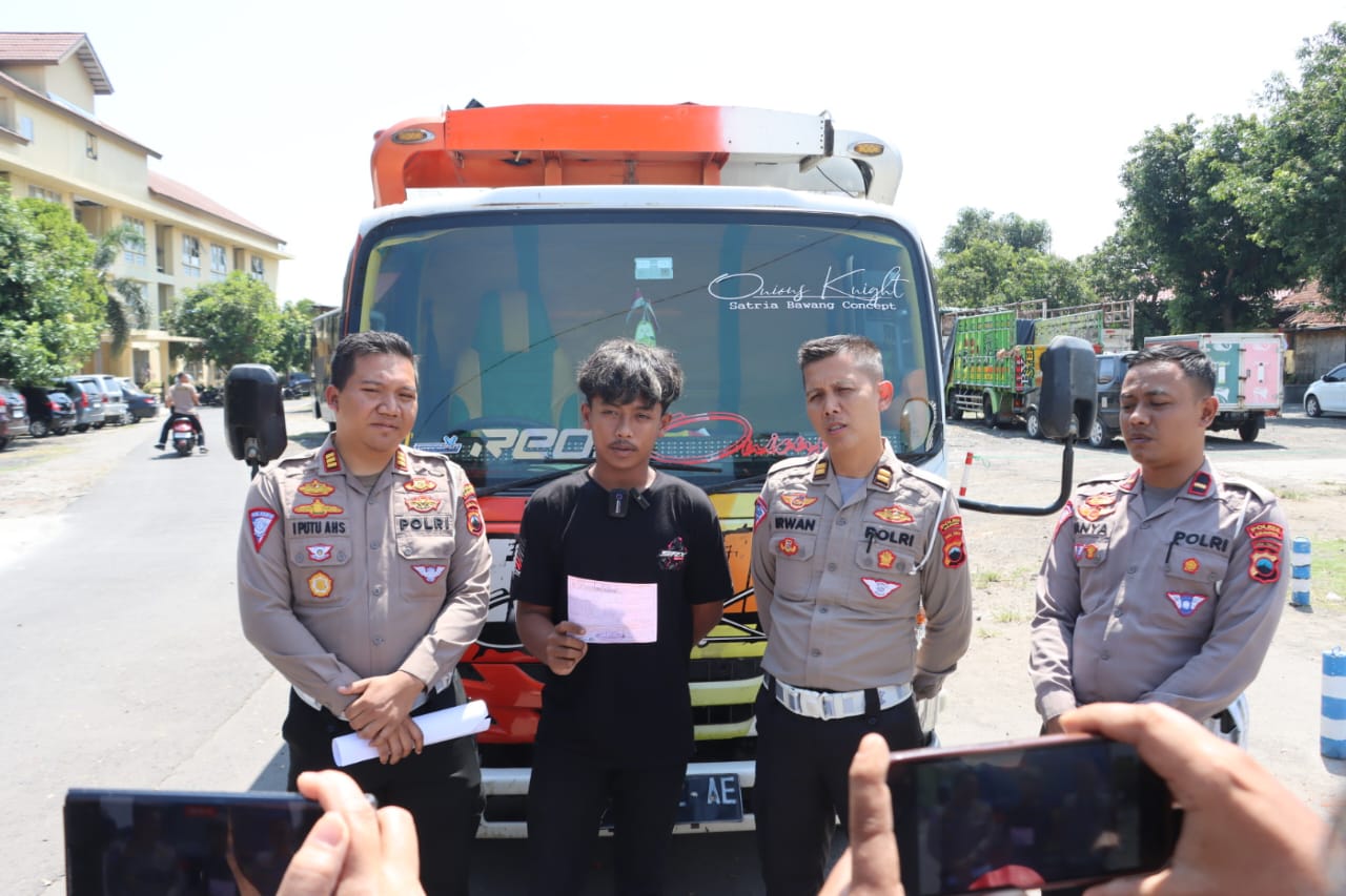 Sopir truk tebu yang viral karena mengemudi ugal-ugalan di Sragen dikenai sanksi dan membuat surat pernyataan. (Ahmad Khairudin/Radar Solo)
