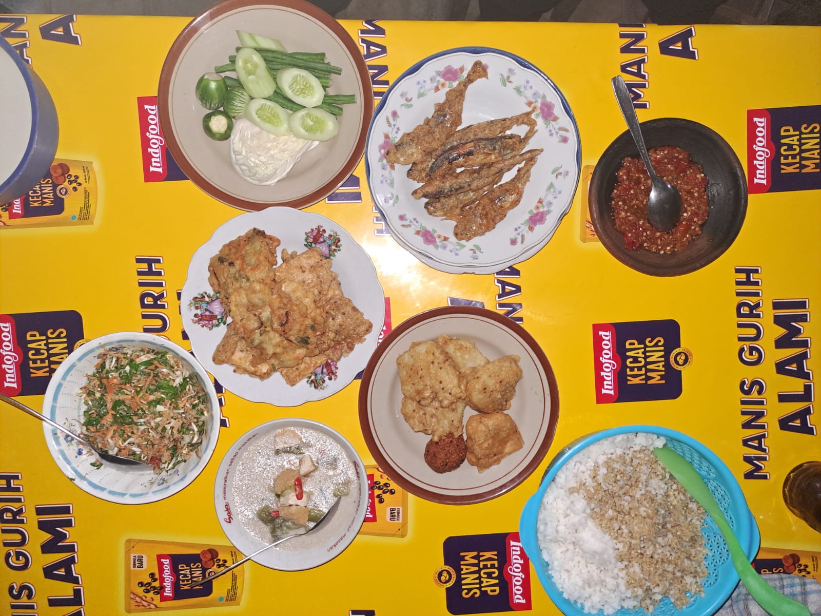 Aneka menu kuliner tradisional di warung nasi tiwul Mbok Sembleng Giriwoyo Wonogiri.