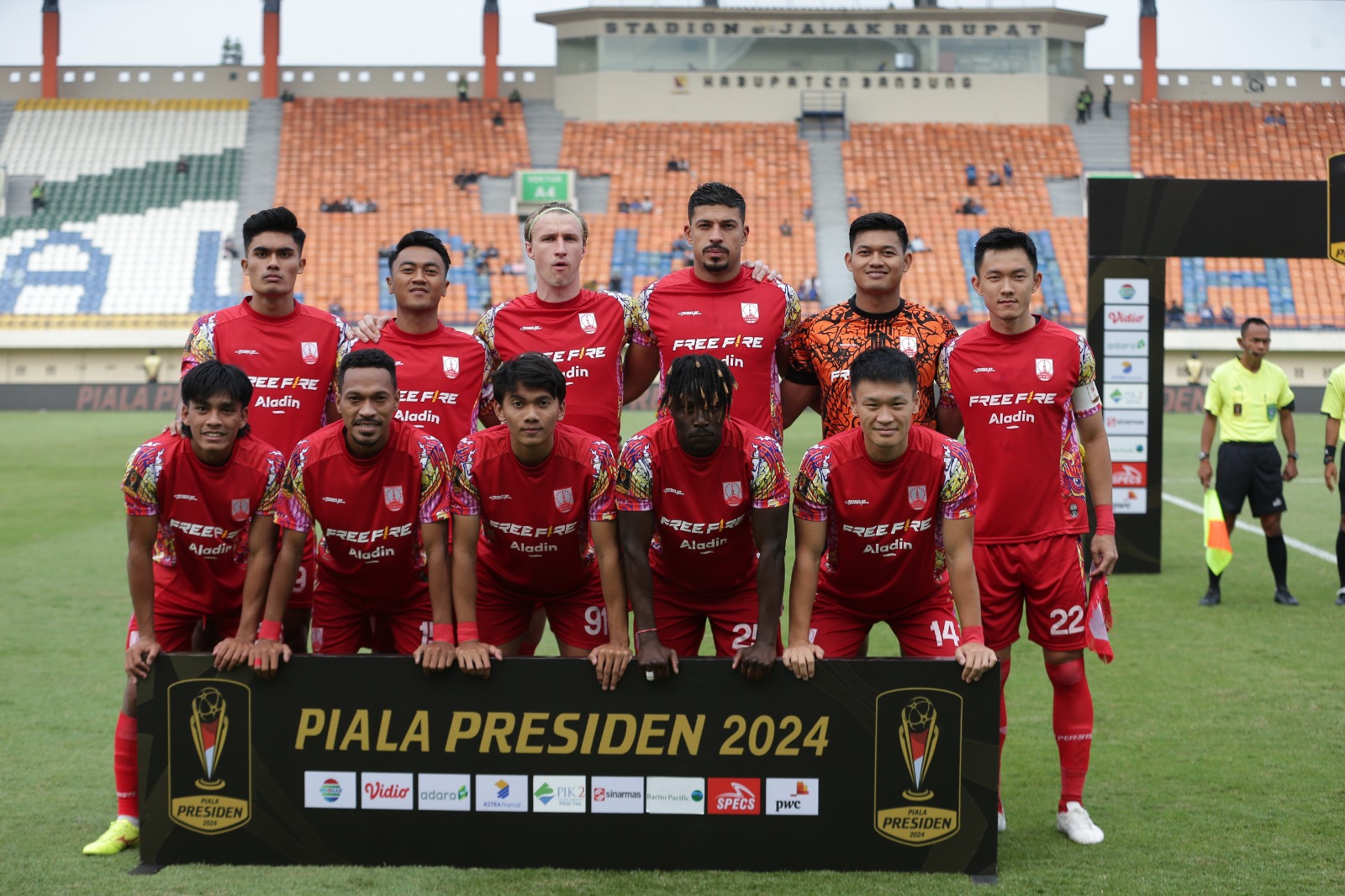 Ricardo Lima (belakang empat dari kiri) masuk jadi starting eleven Persis Solo saat melawan PSM Makassar di Stadion Si Jalak Harupat, 22 Juli.