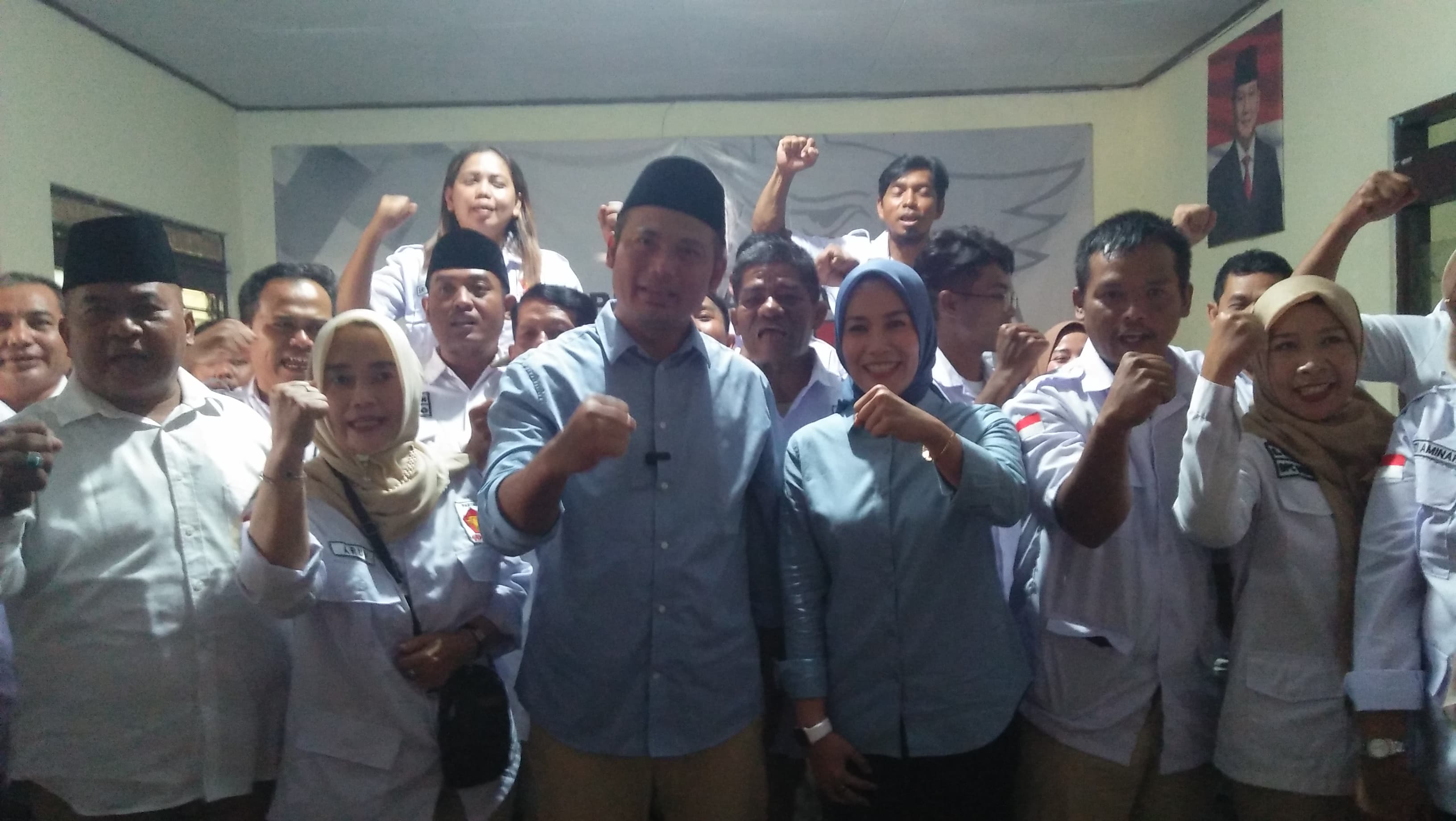Bakal cabup Boyolali Agus Irawan (tiga dari kiri) dan Dwi Fajar Nirwana bersama pengurus DPC Gerindra Boyolali, Jumat (9/8/2024).