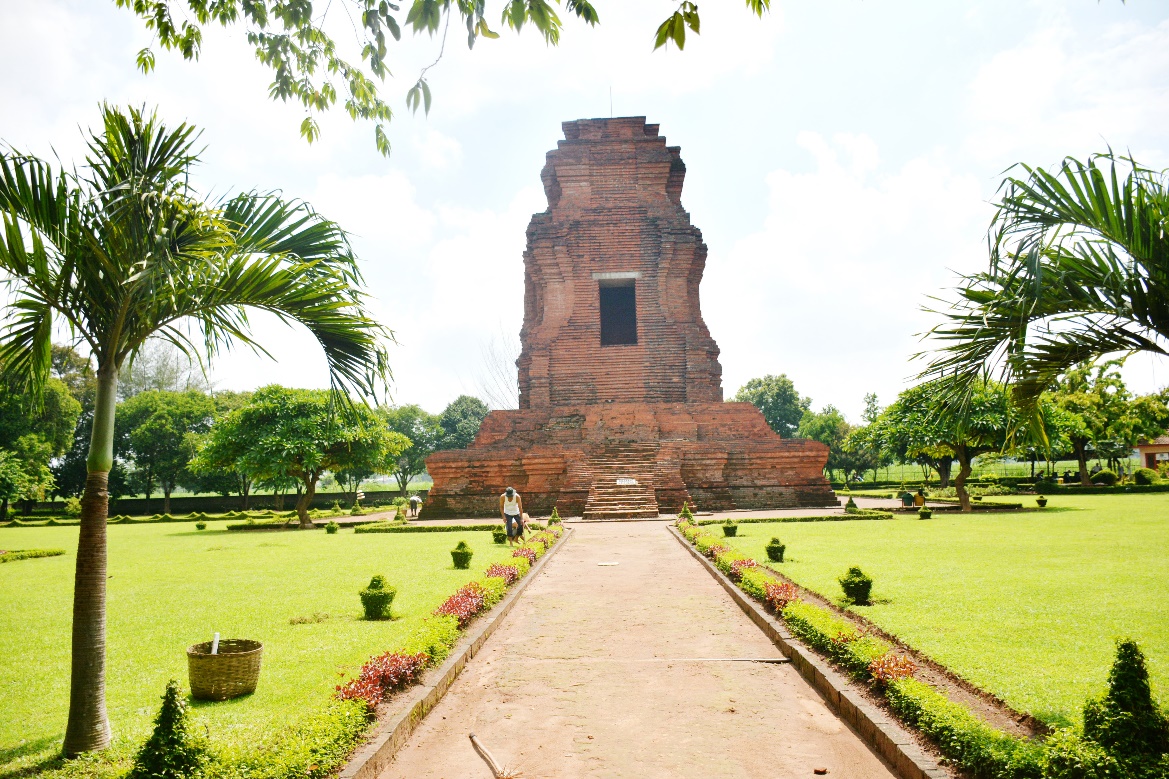 Candi Brahu terletak di Dusun Muteran, Desa Kejagan, Kecamatan Trowulan, Kabupaten Mojokerto.