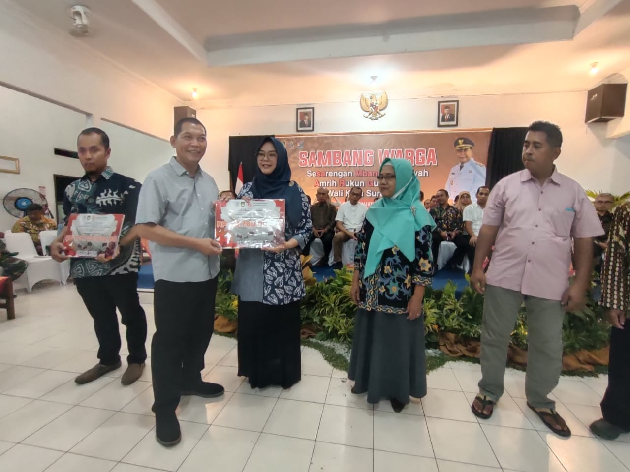 Wali Kota Solo Teguh Prakosa serahkan biaya operasional kegiatan Posyandu dan PKK dalam kegiatan Sambang Warga di  Pendapa Kelurahan Serengan, Jumat (9/8/2024) malam.