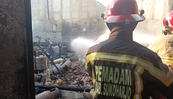Petugas Damkar Sukoharjo padamkan api yang membakar gudang gas LPG di Dusun Dani, Desa Trangsan, Kecamatan Gatak, Sukoharjo, Sabtu (10/8).