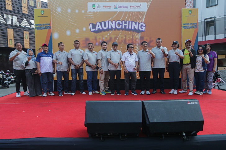 Pemkot Surakarta bersama mitra kerja meluncurkan program E-SPPT Pajak Bumi dan Bangunan-Perdesaan dan Perkotaan di CFD Jalan Slamet Riyadi, Minggu (11/8/2024).