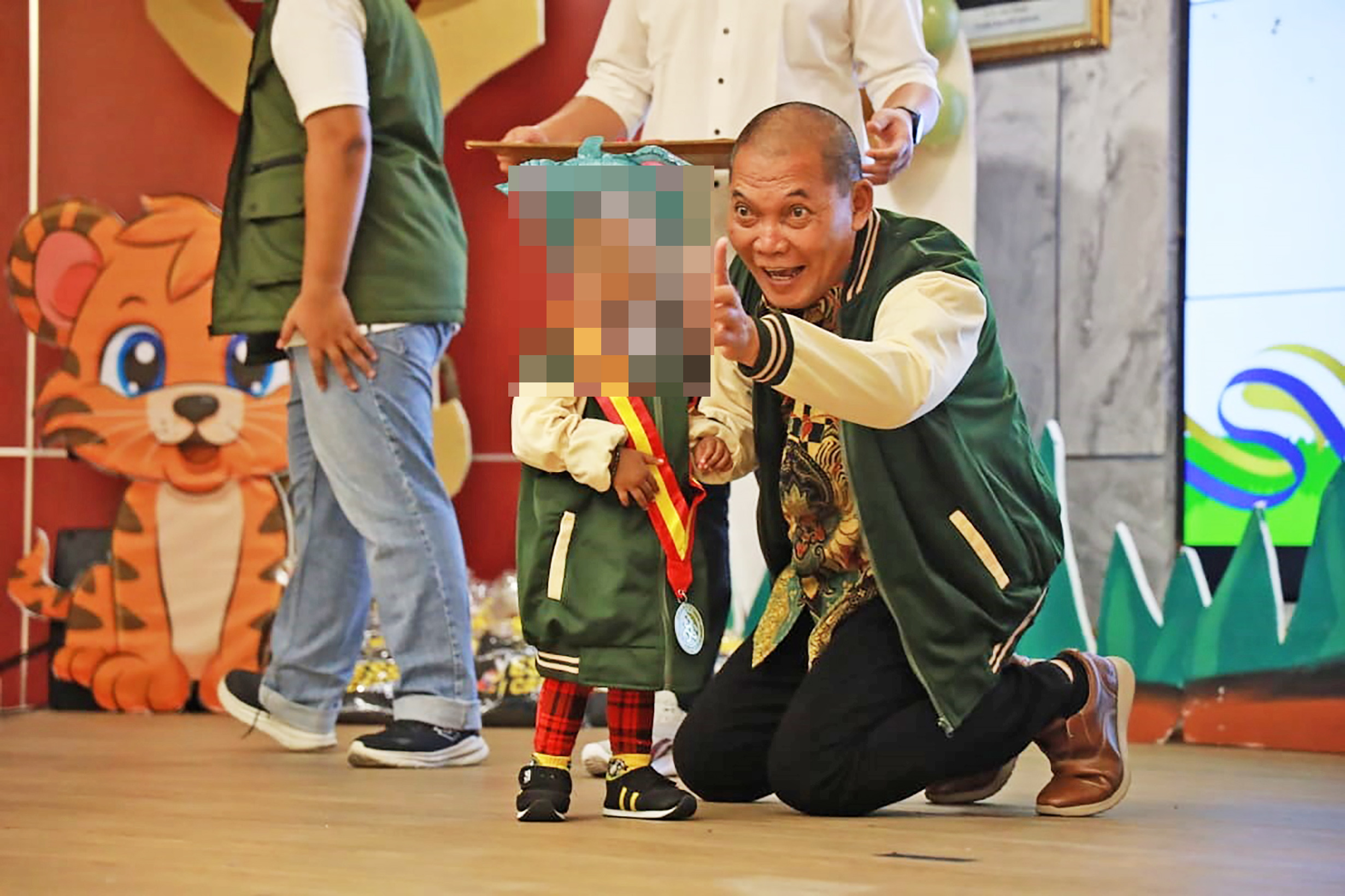 Wali Kota Solo teguh Prakosa bersama salah satu survivor kanker anak.