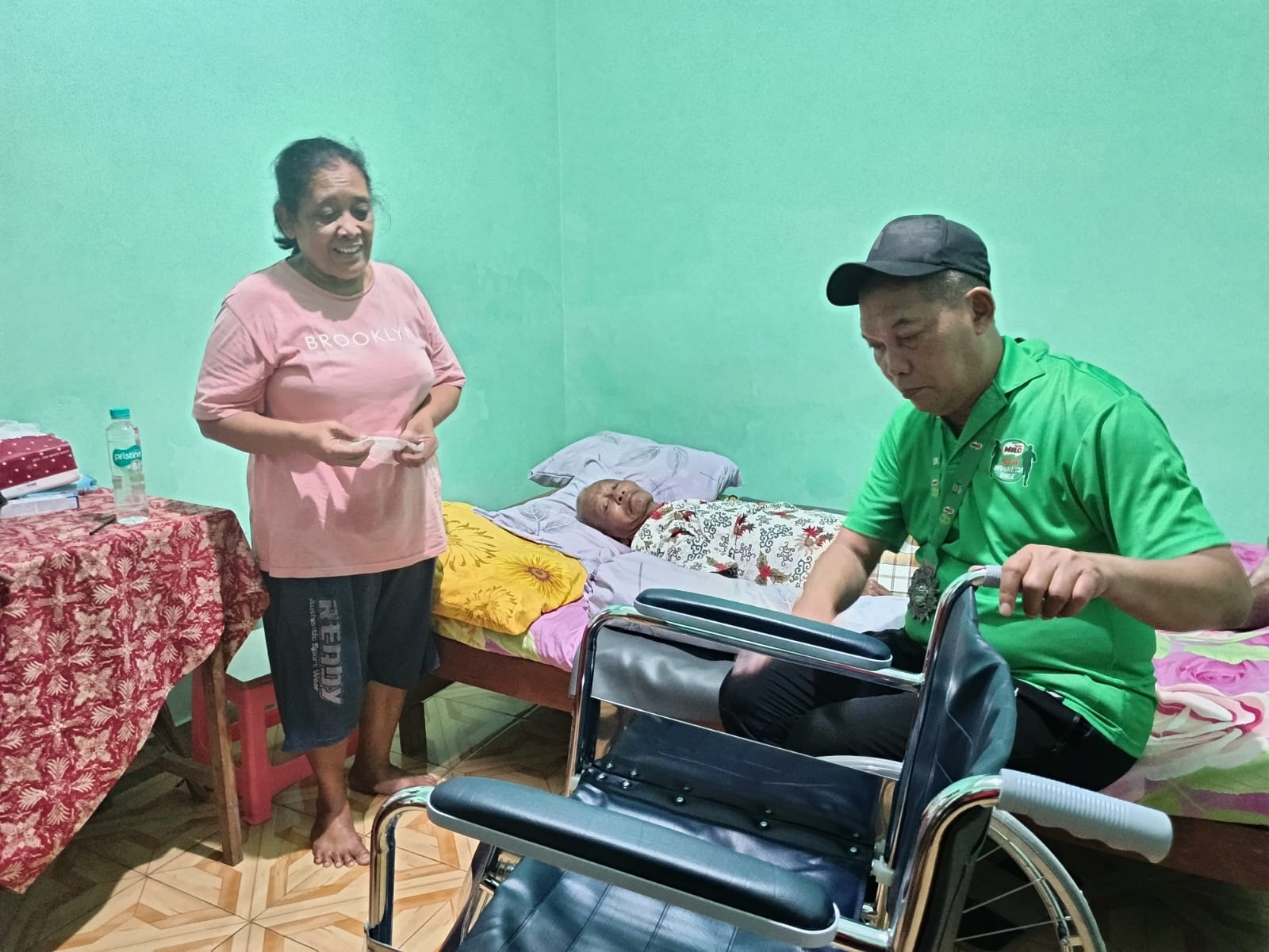 Walikota Solo Teguh Prakosa beri bantuan kursi roda kepada Suprapto yang terserang stroke.