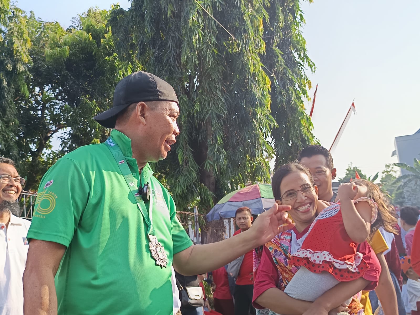 Walikota Solo Teguh Prakosa berinteraksi dengan balita di agenda jalan sehat yang digelar warga RW 08, Kelurahan Mojosongo, Kecamatan Jebres Minggu (11/8/2024).