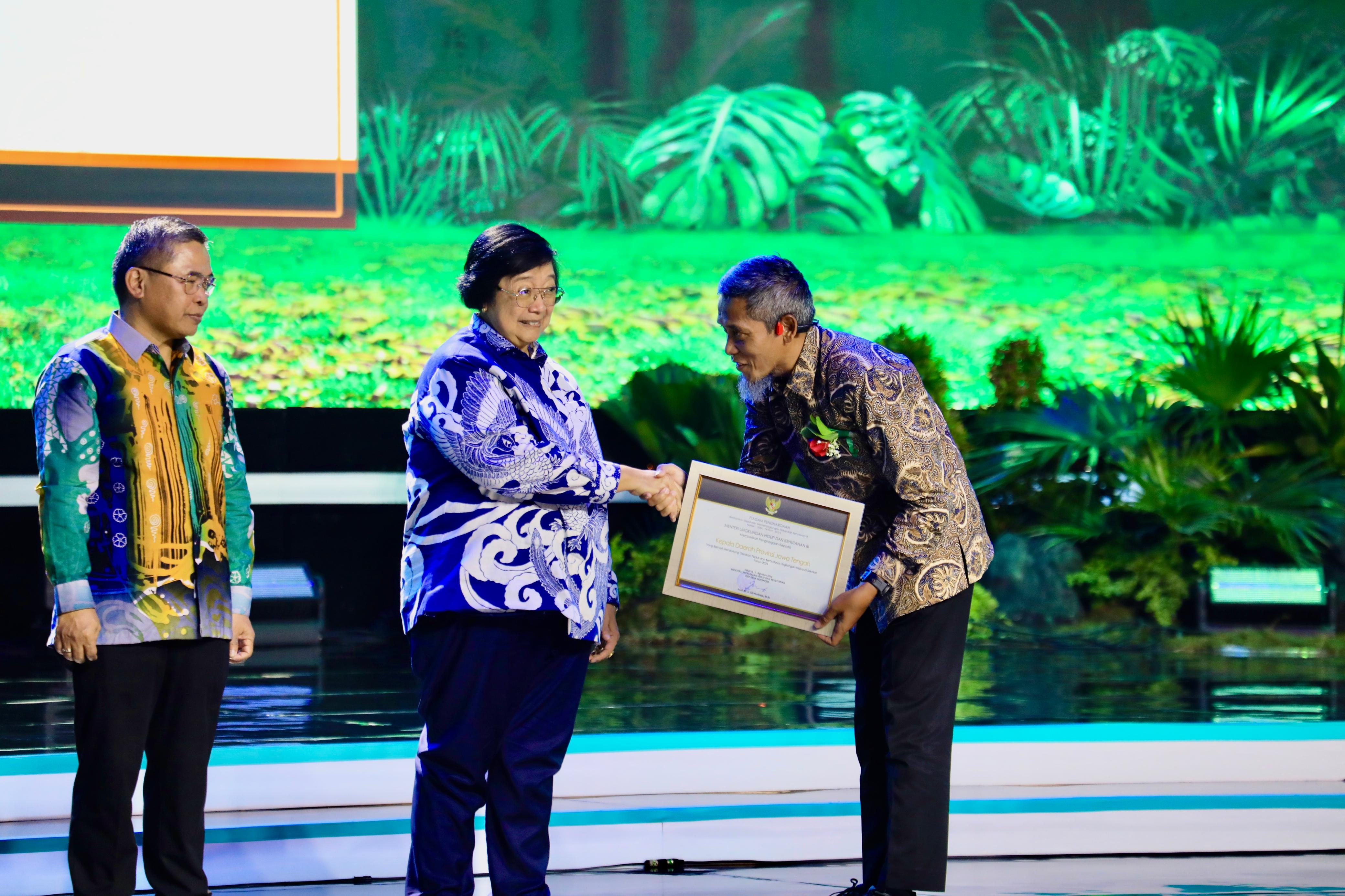 Sekda Provinsi Jateng Sumarno wakili Pj Gubernur Jateng Nana Sudjana terima penghargaan dari Menteri LHK dalam acara "Appreciation Night Festival LIKE 2024" di Jakarta, Sabtu (10/8/2024) malam.