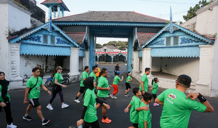 Peserta Road to MILO ACTIV Indonesia Race 2024 melintasi kawasan Keraton Kasunanan Surakarta.