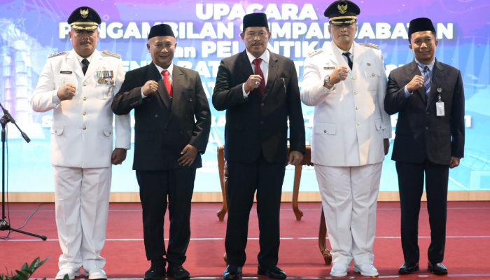 Pj Gubernur Jateng Nana Sudjana lantik Asisten Perekonomian dan Pembangunan Sujarwanto Dwiatmoko sebagai Pj Bupati Pati dan Kepala Brida Jateng M Arief Irwanto sebagai Pj Bupati Cilacap.