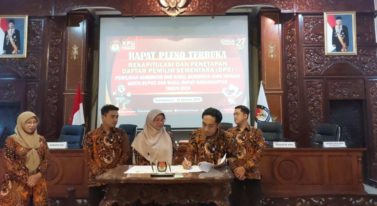 KPU Karanganyar menggelar rapat pleno terbuka rekapitulasi dan penetapan DPS, Minggu (11/8/2024). (Rudi Hartono/Radar Solo)