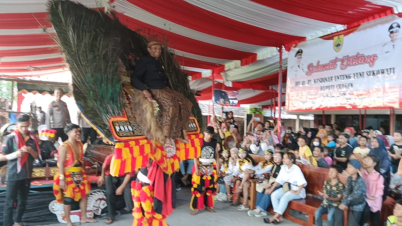 Pentas Reog Ponorogo di di Desa Bedoro, Kecamatan Sambungmacan, Sragen memeriahkan HUT Kemerdekaan RI. (Ahmad Khairudin/Radar Solo)