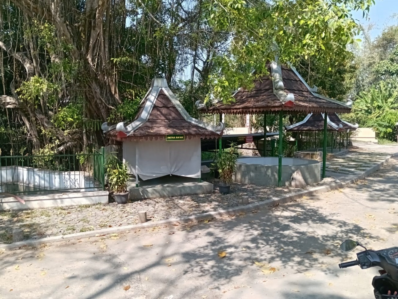 RIMBUN: Kompleks Sendang Wicaksono yang jadi jujukan masyarakat untuk melakukan tirakat.