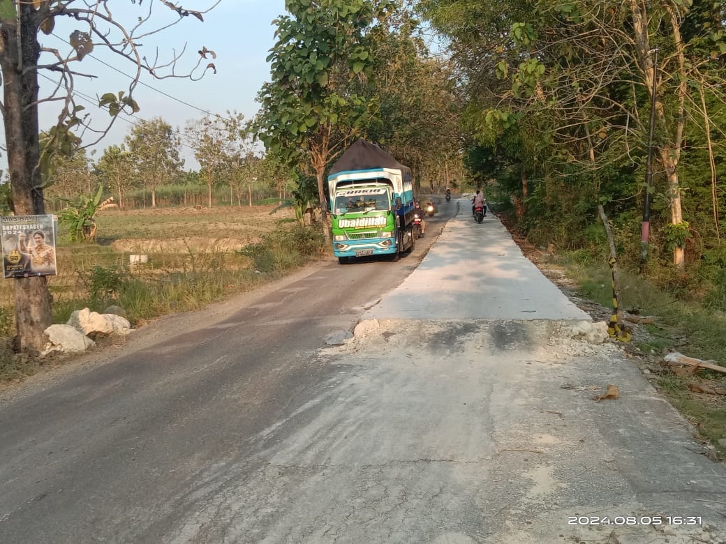 Proyek penceroran jalan Tangen-Gesi di Sragen yang baru dikerjakan sebagian, Minggu (11/8/2024). (Ahmad Khairudin/Radar Solo)