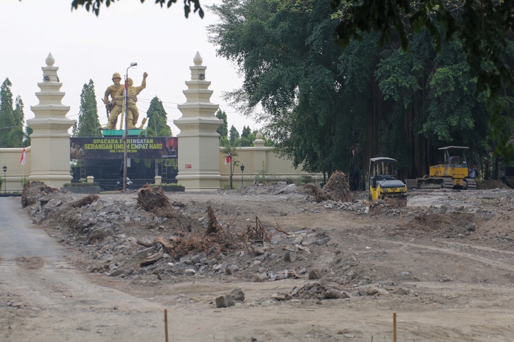 Alat berat dikerahkan dalam penataan Taman Makam Pahlawan Kusuma Bhakti Jurug, Kota Solo.