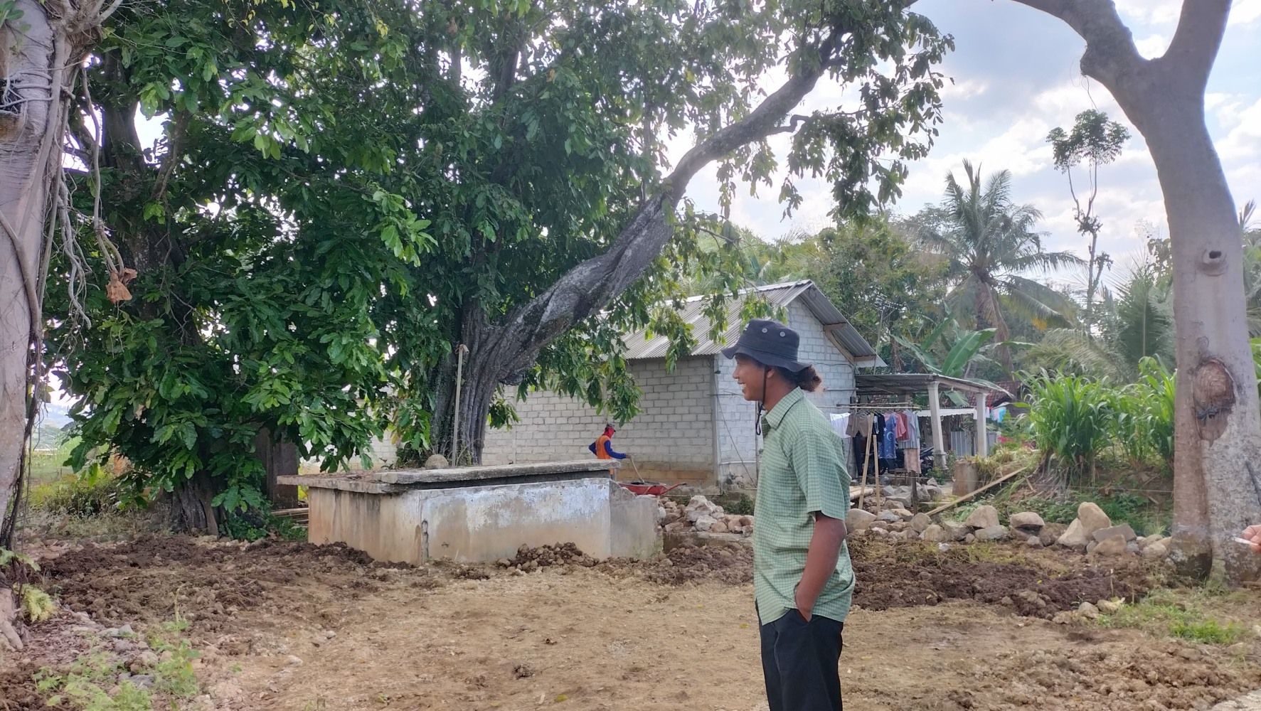 WINGIT: Pepohonan besar berusia ratusan tahun mengelilingi Sendang Betong di Desa Jambeyan, Sambirejo, Sragen. Foto bawah, sumber mata air di Sendang Betong yang terkenal jernih.