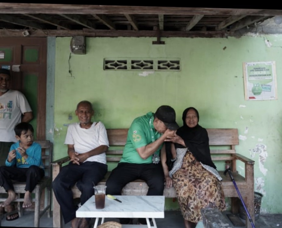 Walikota Teguh Prakosa saat berinteraksi bersama warga.