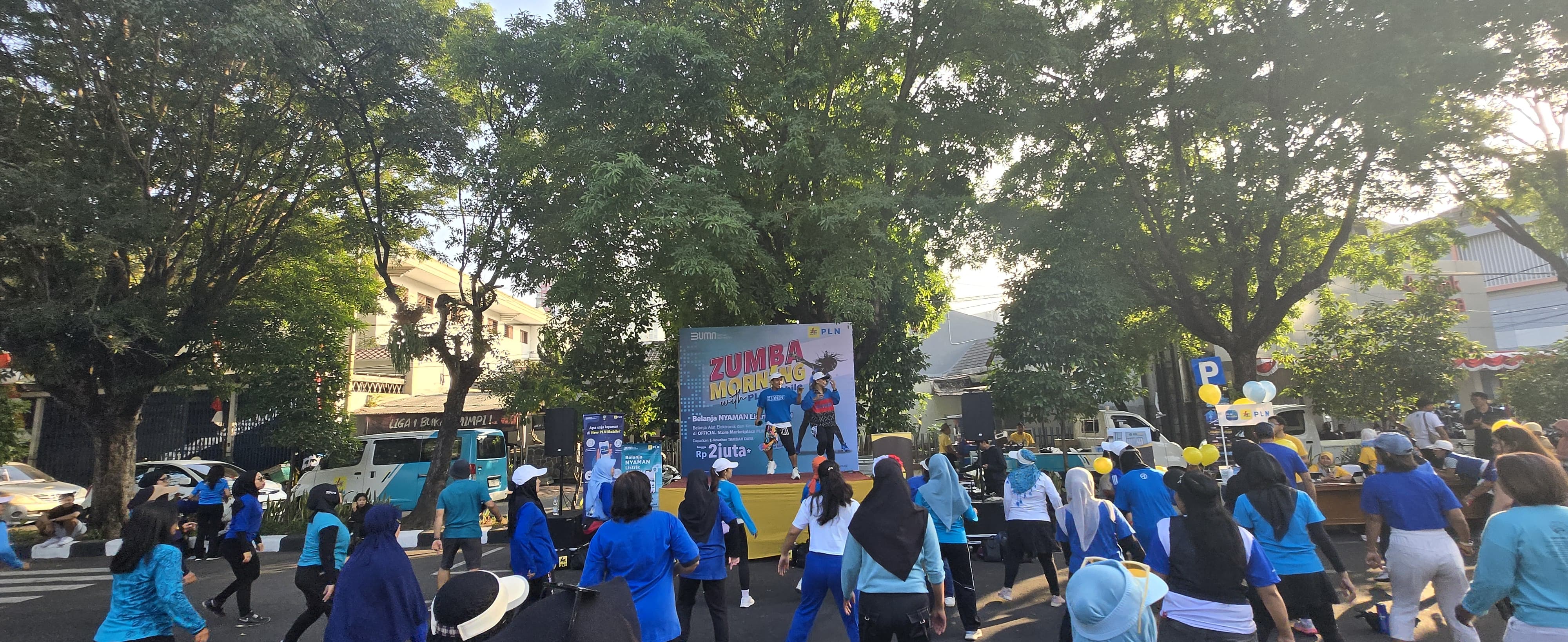 Senam zumba yang digelar PLN UP3 Surakarta di event Car Free Day Slamet Riyadi, Minggu (11/8/2024).