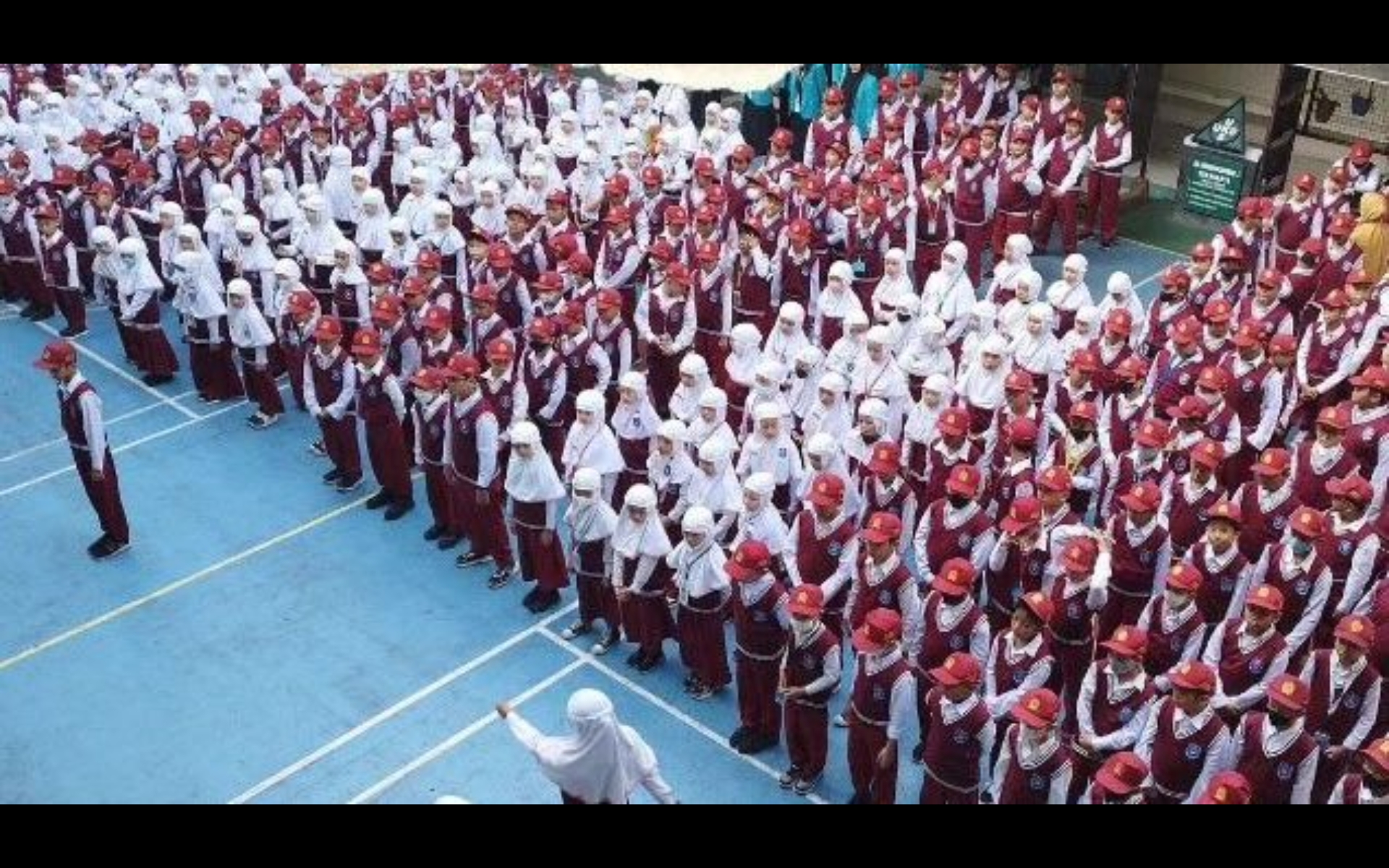 SD Muhammadiyah 1 Ketelan Surakarta jalani upacara disekolahnya.