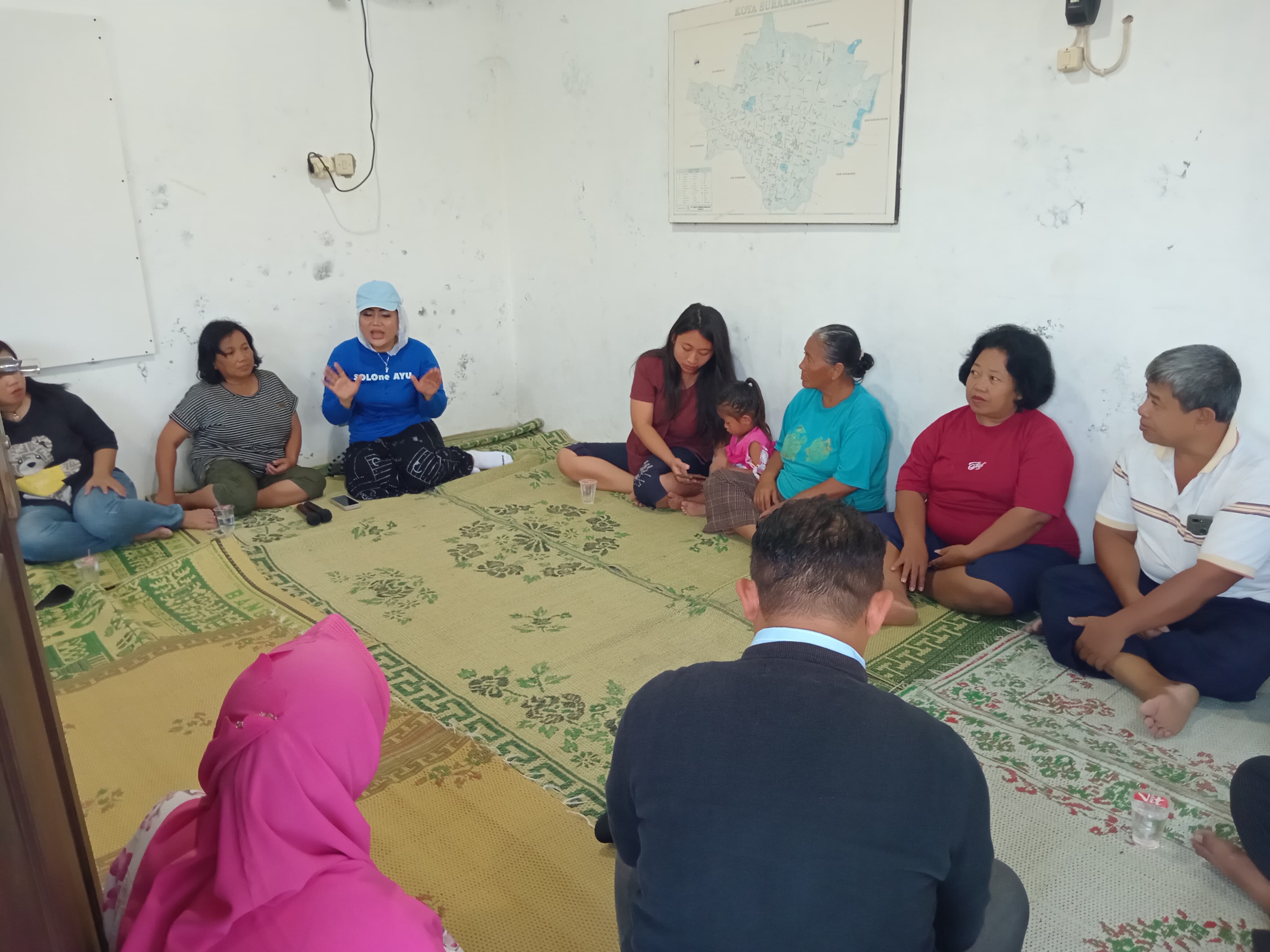 Seniman kethoprak di Kota Solo menyampaikan unek-uneknya kepada bacawali Diah Warih Anjari (kaos biru).