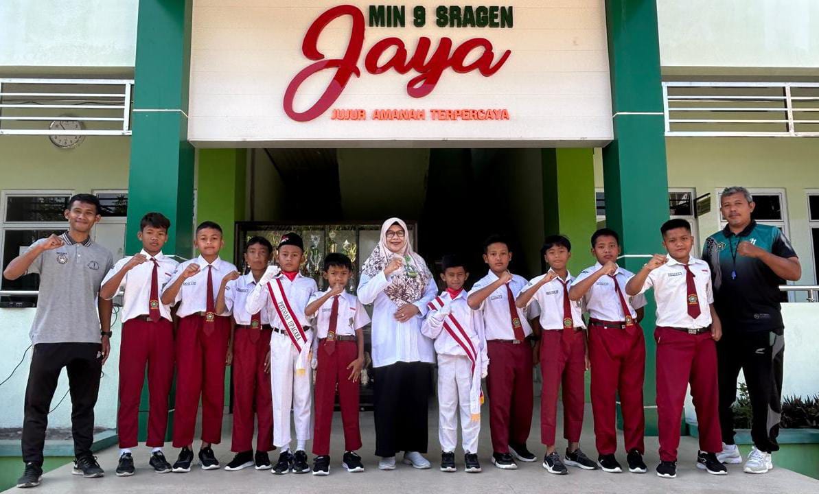 Tim Futsal MIN 9 Sragen didampingi kepala madrasah dan pelatih siap mempertahankan juara di Radar Solo Fun Futsal 2024.
