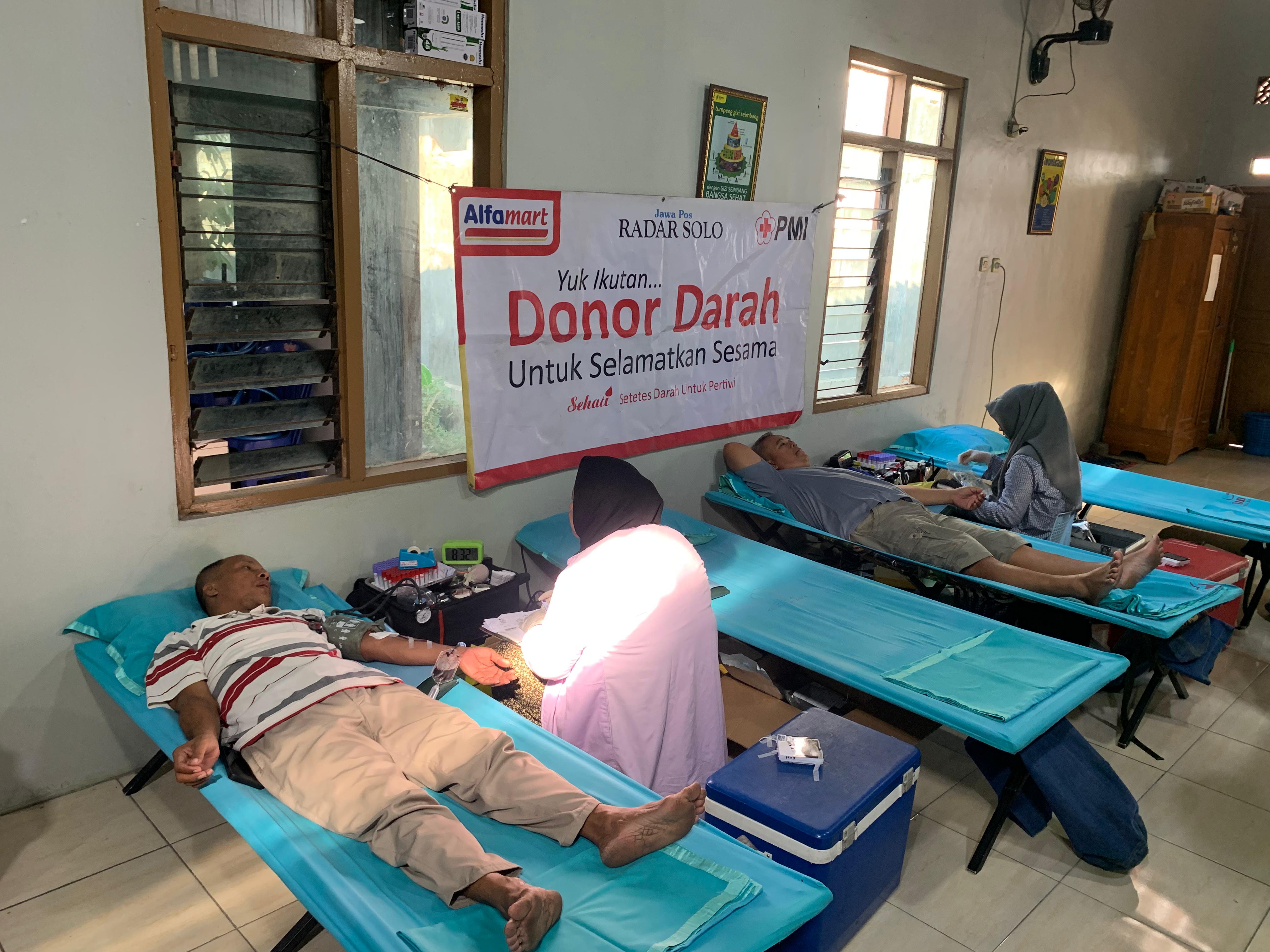 Sambut HUT RI ke-79, Alfamart bersama Jawa Pos Radar Solo menggelar program Baksos Donor Darah karang taruna Dusun Pambregan, Malangjiwan.