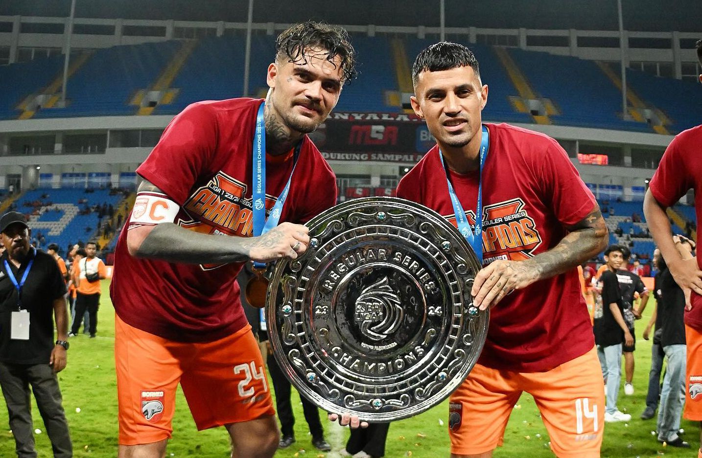 Diego Michiels (kiri) bersama Stefano Lilipaly usai membawa Borneo FC juara Liga 1 2023/2024 Regular Season.