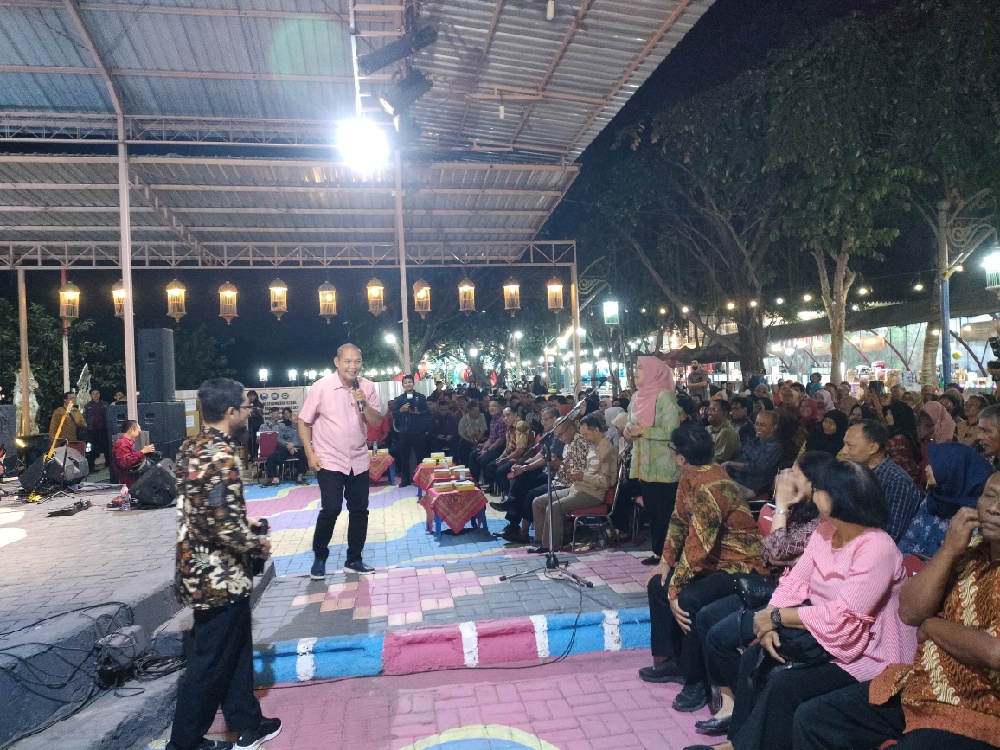 Walikota Solo Teguh Prakosa saat berinteraksi dengan warga dalam giat Sambang Warga di Taman Sunan Jogokali, Pucang sawit, Jebres, Senin (12/8/2024).
