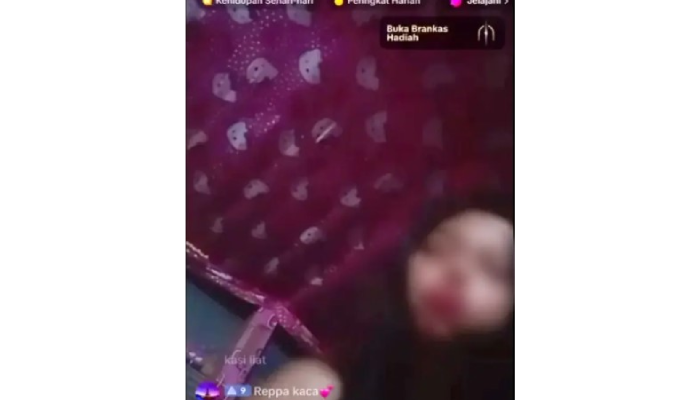 Tangkapan layar wanita di Kabupaten Sidrap, Sulawesi Selatan berhubungan intim dengan mantan pacar sambil live TikTok.
