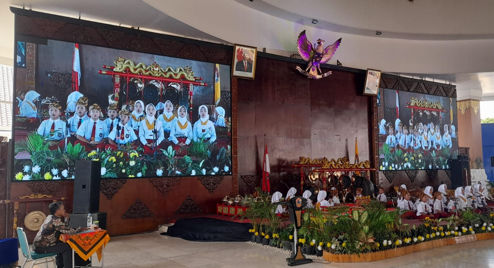Festival budaya lomba karawitan jenjang SD dan SMP di Pendapa Raden Mas Said Karanganyar, Selasa (13/8/2024). (Rudi Hartono/Radar Solo)