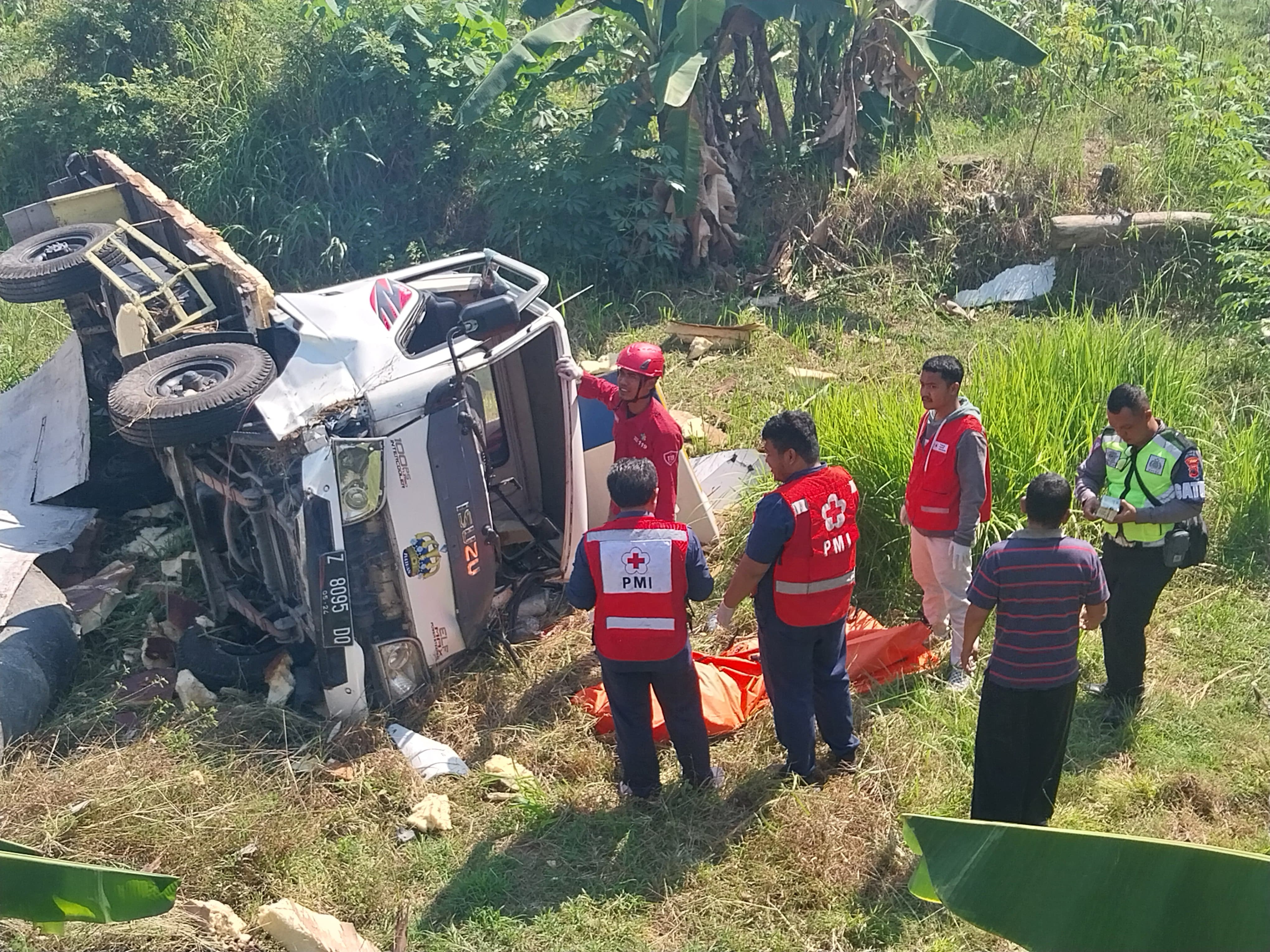 Truk pengangkut es batu terguling di tikungan Lemahbang, Desa Karanganyar, Kecamatan Sambungmacan, Sragen, Selasa (13/8/20204). (Ahmad Khairudin/Radar Solo)