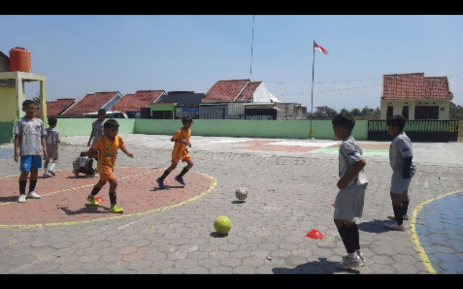 Siswa SDIT Taruna Teladan Klaten tengah berlatih futsal, belum lama ini.