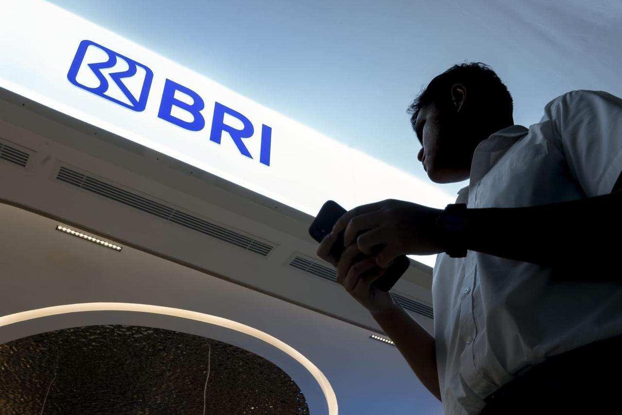 Nasabah yang berubah status rekeningnya menjadi rekening dormant tetap bisa melakukan re-aktivasi rekening dengan cara datang ke unit kerja BRI terdekat.