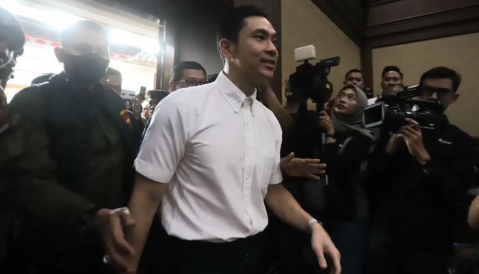 Harvey Moeis jalani sidang perdana sebagai terdakwa kasus pengelolaan tata niaga komoditas timah di wilayah Izin Usaha Pertambangan di PT Timah Tbk di Pengadilan Tipikor, Jakarta Pusat.