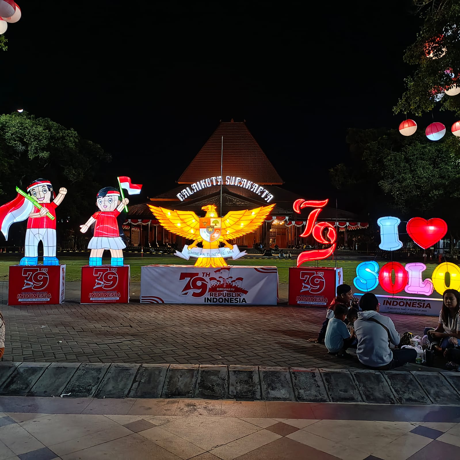 Lampion yang terpasang di depan Balai Kota Solo.