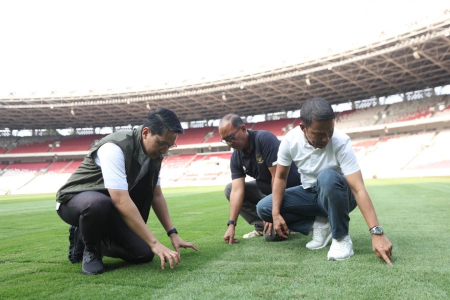 Direktur Utama PPKGBK Rakhmadi A. Kusumo bersama Sekjen PSSI Yunus Nusi saat meninjau rumput di Stadion Gelora Bung Karno (GBK), Selasa (13/8/2024).