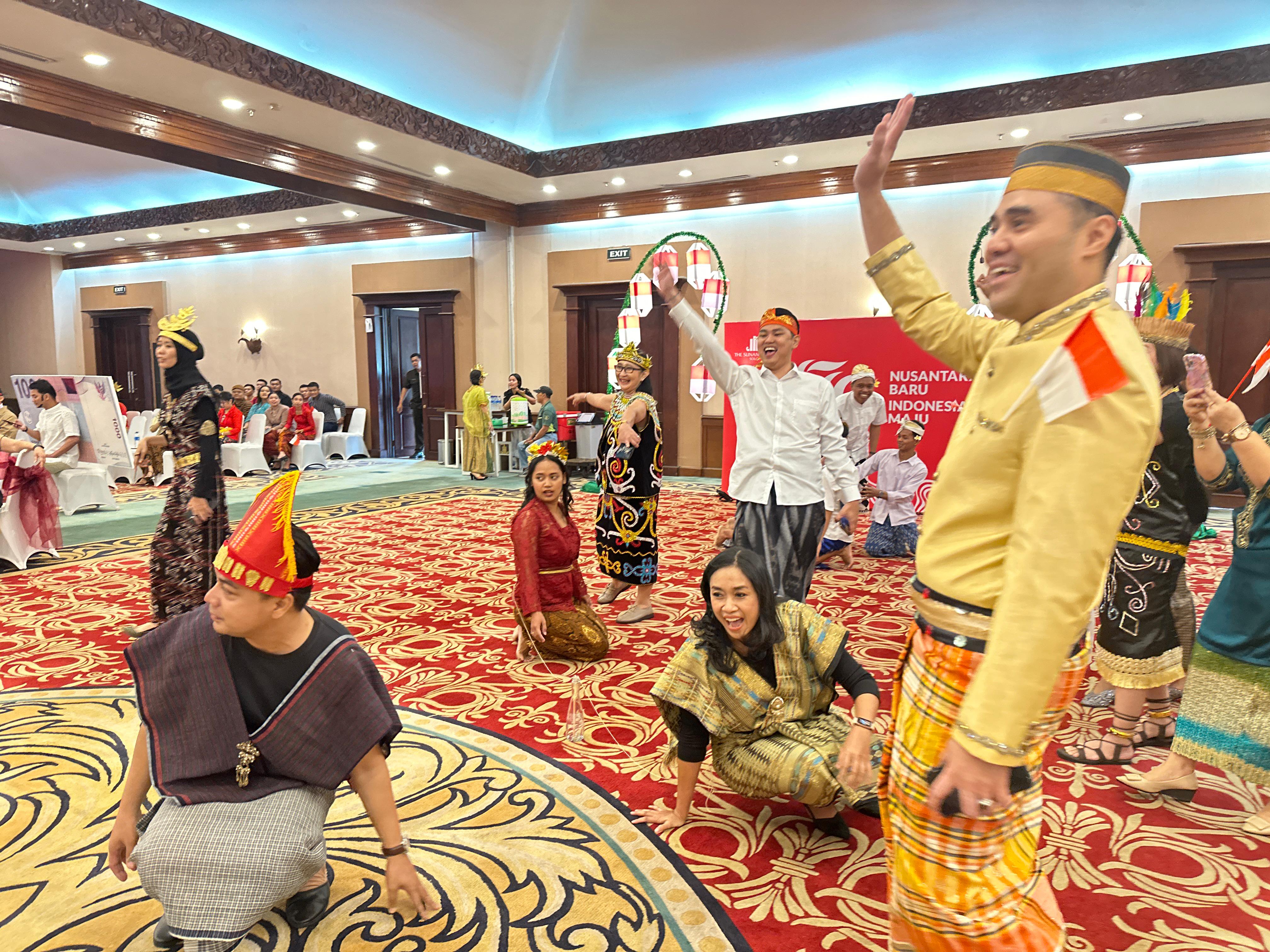 Aneka lomba antarkaryawan menambah seru Pesta Rakyat Kemerdekaan.