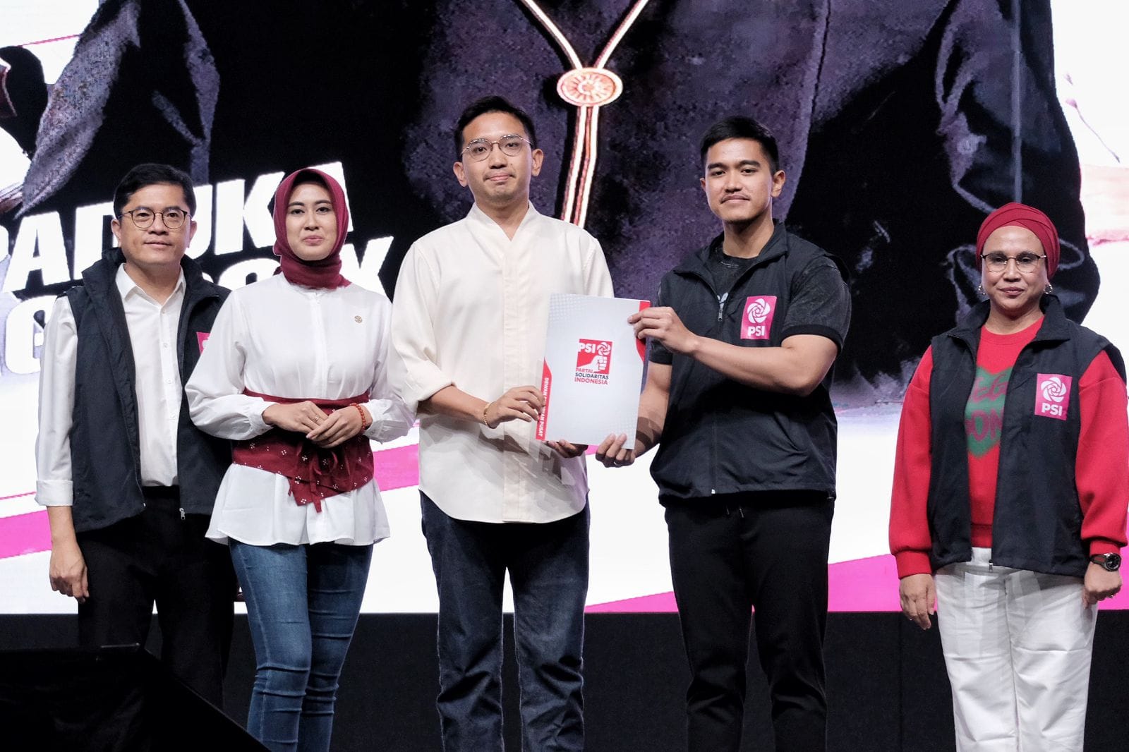 Ketua Umum PSI Kaesang Pangarep memberikan rekomendasi kepada Mangkunegara X-Astrid Widayani maju Pilkada Solo di Jakarta, Kamis (15/8). (Ist)