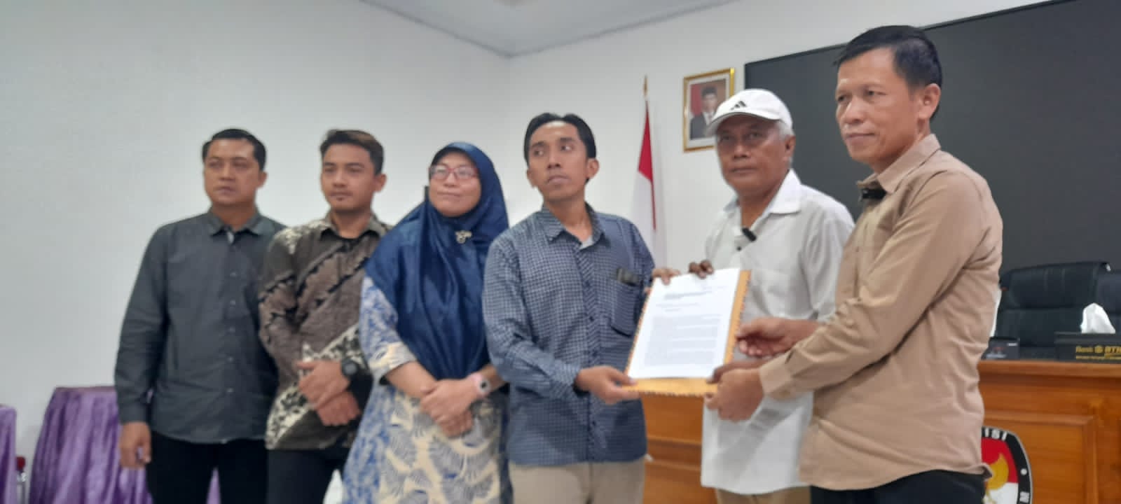 Dua caleg terpilih DPRD Karanganyar dari PDIP yang batal dilantik karena aturan internal partainya bertemu Ketua KPU Karanganyar Daryono, Kamis (15/8/2024). (Rudi Hartono/Radar Solo)