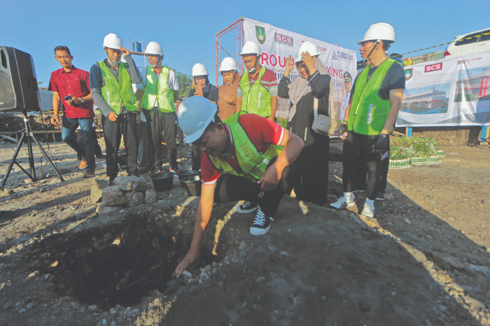 Wali Kota Solo Teguh Prakosa melakukan peletakan batu pertama proyek revitalisasi Pasar Tunggulsari di Kelurahan Semanggi, Pasar Kliwon (9/8/2024).
